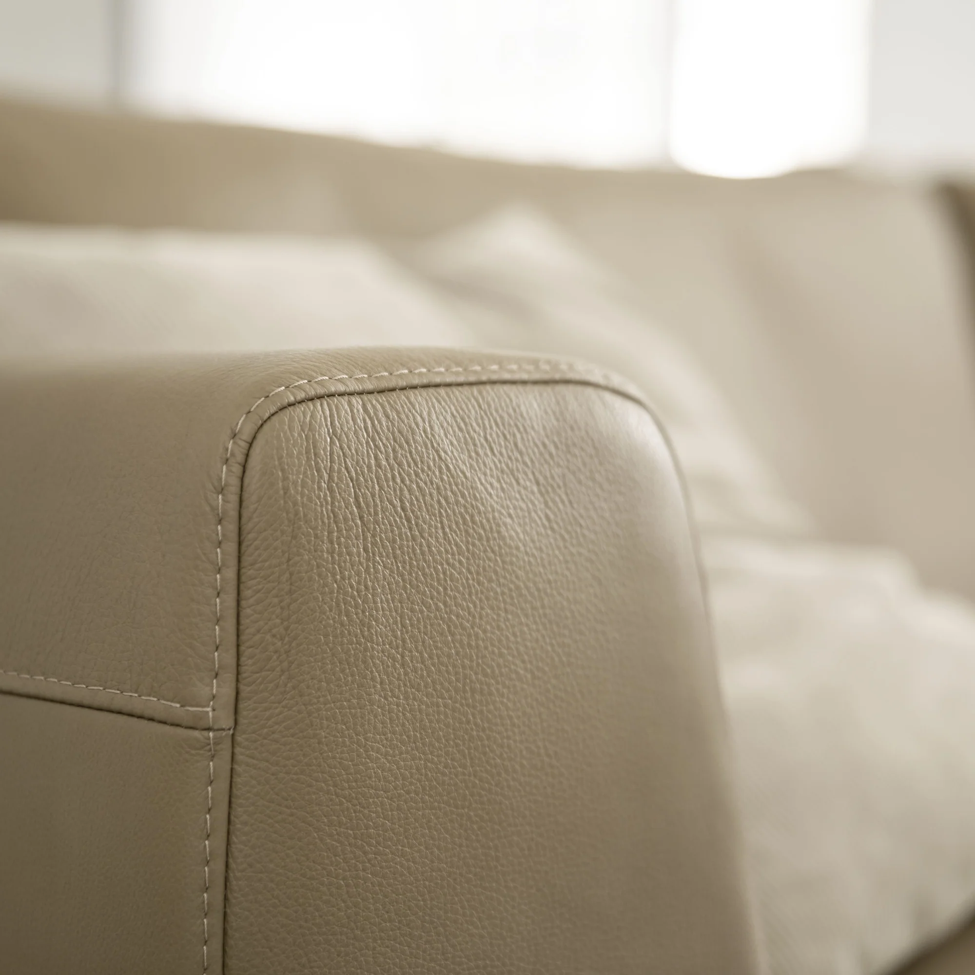 RAUM.FREUNDE Sofa Helmi 3 Sitzer mit Metallkufen, Lederbezug Cappucchino - Image 6
